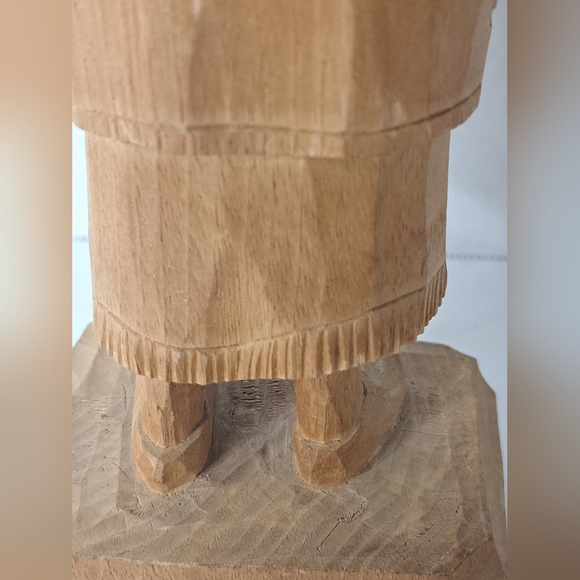 Vintage Caron Hand Carved Peasant Woman Figurine. - Picture 8 of 14